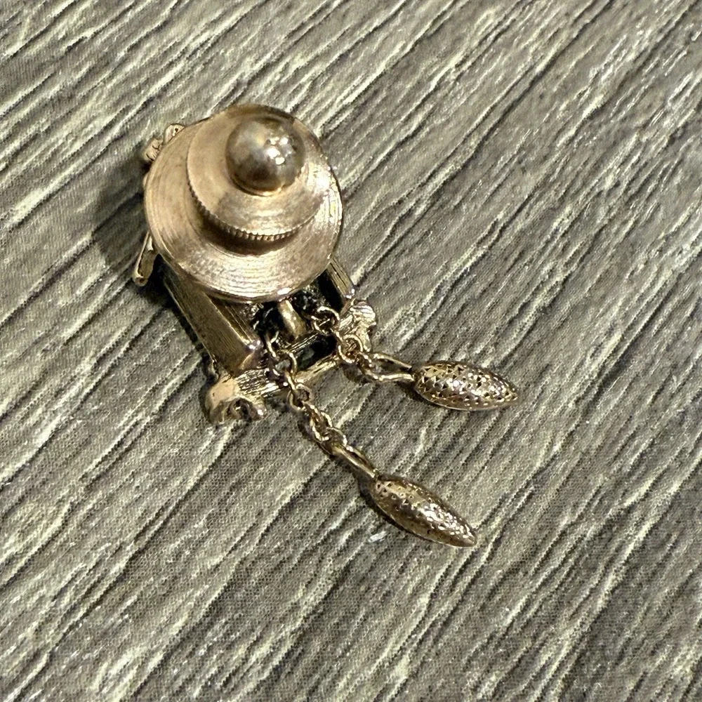 VTG Signed AVON Gold Tone CUCKOO CLOCK Pin Brooch - Picture 3 of 8